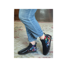 Load image into Gallery viewer, Hinako Savannah Black Flower