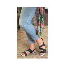 Load image into Gallery viewer, Rilassare Brooke Navy White