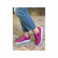 Load image into Gallery viewer, Rilassare Table Fuchsia Chilli