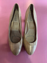 Load image into Gallery viewer, Pe-Loved Supersoft Serena Size AU12