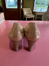 Load image into Gallery viewer, Pe-Loved Supersoft Serena Size AU12