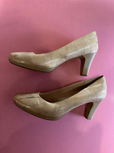 Load image into Gallery viewer, Pe-Loved Supersoft Serena Size AU12