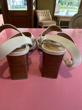 Load image into Gallery viewer, Pre-Loved Hush Puppies White Altezza Size AU12
