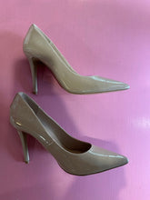 Load image into Gallery viewer, Pre-Loved Carvella Kareless Size 41