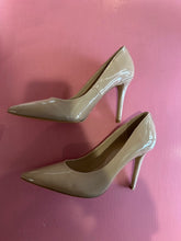 Load image into Gallery viewer, Pre-Loved Carvella Kareless Size 41