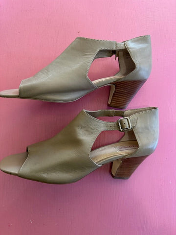 Pre-Loved Diana Ferrari Quebec Size AU12