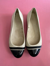 Load image into Gallery viewer, Pre-Loved Crocs Ballet Flat Cream Size AU10