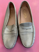 Load image into Gallery viewer, Pre-Loved Tods Loafer