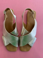 Load image into Gallery viewer, Pre-Loved Hush Puppies Java