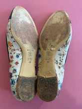 Load image into Gallery viewer, Pre-Loved Amber Rossi Floral Flat