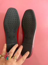 Load image into Gallery viewer, Pre-Loved Tod's Flat T Link Red Loafer