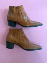 Load image into Gallery viewer, Pre-Loved Tod's Block Heel Ankle Boot