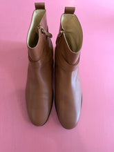 Load image into Gallery viewer, Pre-Loved Tod's Gomma Flat Ankle Boot