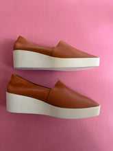 Load image into Gallery viewer, Pre-Loved Robert Clergerie Lara Wedges in Tan