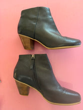 Load image into Gallery viewer, Pre-Loved Frankie4 Black boots