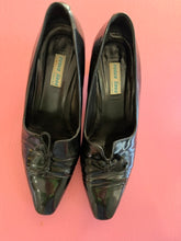 Load image into Gallery viewer, Pre-Loved Nuova Linea Black Patent Courts