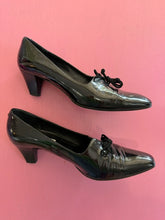 Load image into Gallery viewer, Pre-Loved Nuova Linea Black Patent Courts