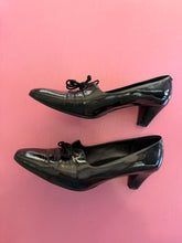 Load image into Gallery viewer, Pre-Loved Nuova Linea Black Patent Courts