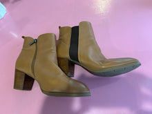 Load image into Gallery viewer, Pre-Loved Hush Puppies Shade Tan