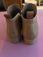 Load image into Gallery viewer, Pre-Loved Hush Puppies Chill Tan