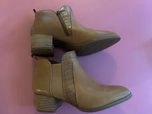 Load image into Gallery viewer, Pre-Loved Hush Puppies Chill Tan