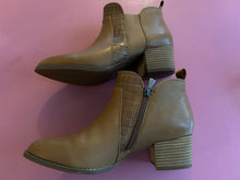 Load image into Gallery viewer, Pre-Loved Hush Puppies Chill Tan