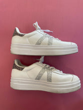 Load image into Gallery viewer, Pre-Loved Alfie & Evie Island Size 42