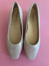 Load image into Gallery viewer, Pre-Loved Frankie4 Gianna Dusty Blossom