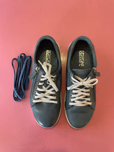 Load image into Gallery viewer, Pre-Loved Rilassare Timor Fresh Size 42/AU10