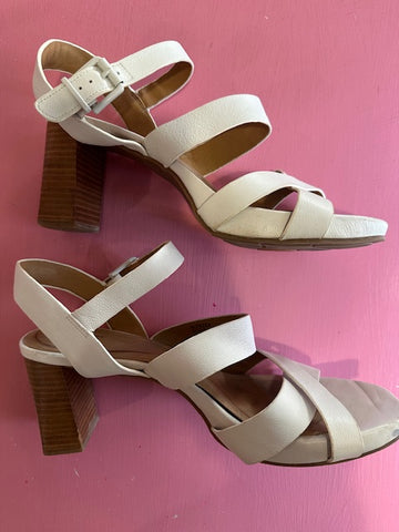 Pre-Loved Hush Puppies White Altezza Size AU12