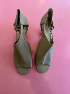 Pre-Loved Diana Ferrari Quebec Size AU12