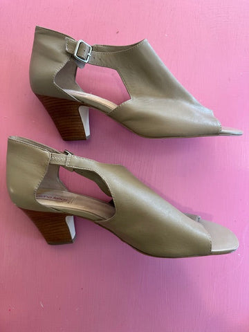 Pre-Loved Diana Ferrari Quebec Size AU12