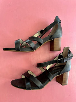 Pre-Loved Frankie4 Amie Black Size AU11