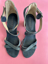 Load image into Gallery viewer, Pre-Loved Frankie4 Amie Blue Size AU11
