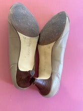 Load image into Gallery viewer, Pre-Loved Diana Ferrari Bindi Size AU12
