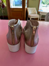 Load image into Gallery viewer, Pre-Loved D&amp;J Orma Size 42
