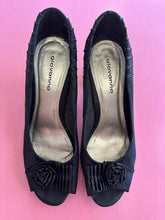 Load image into Gallery viewer, Pre-Loved Giovanna Black Heels Size AU11
