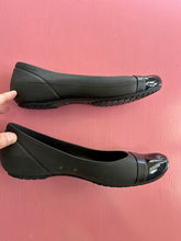 Load image into Gallery viewer, Pre-Loved Crocs Ballet Flat Black Size AU10
