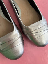 Load image into Gallery viewer, Pre-Loved Supersoft Claudea Size AU10
