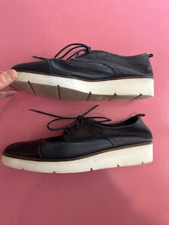 Pre-Loved Wittner Navy Laceup Size 42