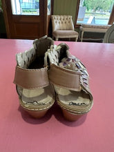 Load image into Gallery viewer, Pre-Loved BareTraps Brisa Size 41
