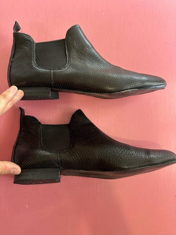 Pre-Loved D&J Global Size 44/AU12