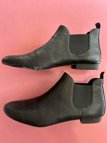 Pre-Loved D&J Global Size 44/AU12