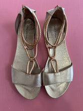 Load image into Gallery viewer, Pre-Loved D&amp;J Jazzie Size 44/AU12
