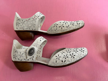 Pre-Loved Rieker White Flats
