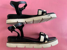 Load image into Gallery viewer, Pre-Loved Elvio Zanon Black White Sandal
