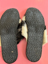 Load image into Gallery viewer, Pre-Loved The Hides Black White Slides
