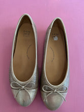 Load image into Gallery viewer, Pre-Loved Ziera Chelsea
