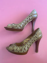 Load image into Gallery viewer, Pre-Loved Guess Olive Heels Size AU10
