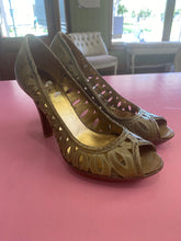 Load image into Gallery viewer, Pre-Loved Guess Olive Heels Size AU10
